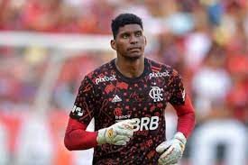 HUGO SOUZA: O GOLEIRO DO FLAMENGO NA EUROPA COM O CORAÇÃO NO NINHO DO URUBU